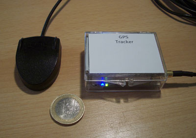 Der fertige Tracker im Gehäuse und die dazugehörige GPS-Antenne