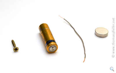 Die Teile des Homopolarmotors: Schraube, Batterie, Kabel und Magnet