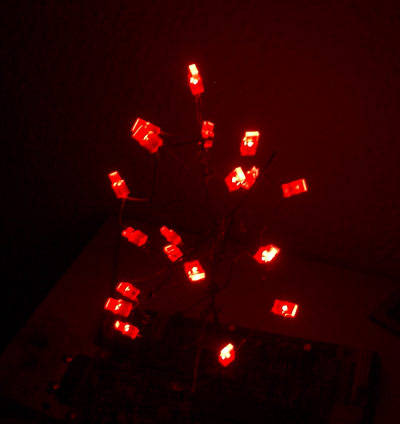 LED-Weihnachtsbaum bei Dunkelheit.